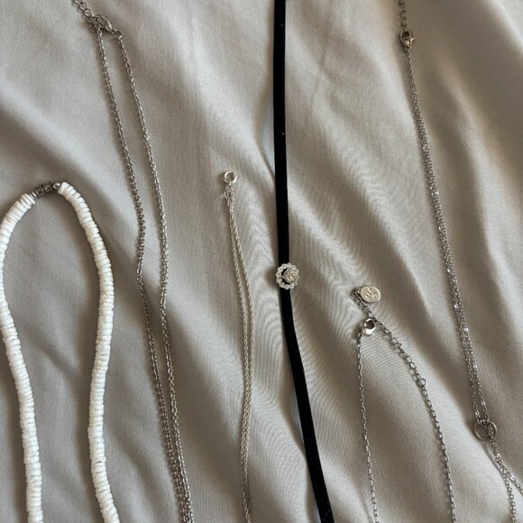 Assortment of jewelry- bracelets and necklaces - Picture 2 of 4